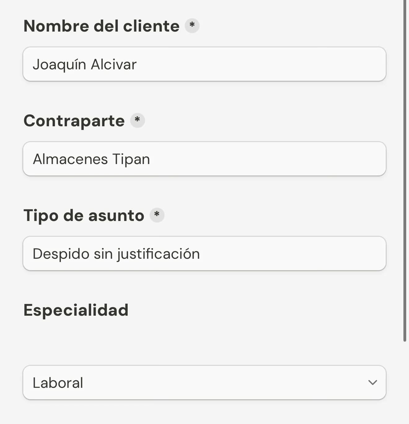El formulario «Describe Tu Caso» llenado desde un teléfono: nombre del cliente Joaquín Alcivar, contraparte Almacenes Tipan, tipo de asunto «Despido sin justificación» y especialidad Laboral.