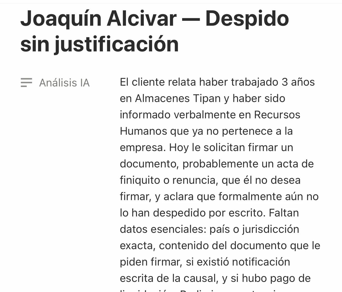 La ficha del caso en Notion con el campo «Análisis IA»: la nota de apertura describe la relación laboral de tres años, señala qué datos faltan (país, contenido del documento, notificación escrita) y cuál es la prioridad inmediata.