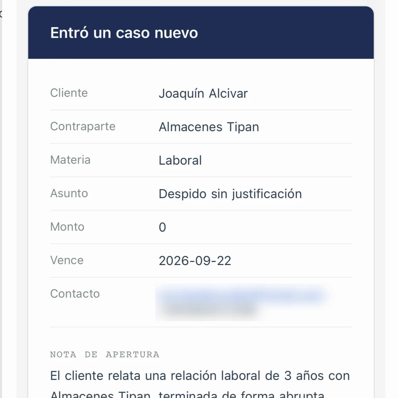 El mismo caso por correo: una tarjeta titulada «Entró un caso nuevo» con la ficha completa en forma de tabla, el contacto difuminado, y debajo la nota de apertura escrita por la IA.